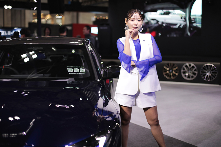 BMWブースの小湊美月さん