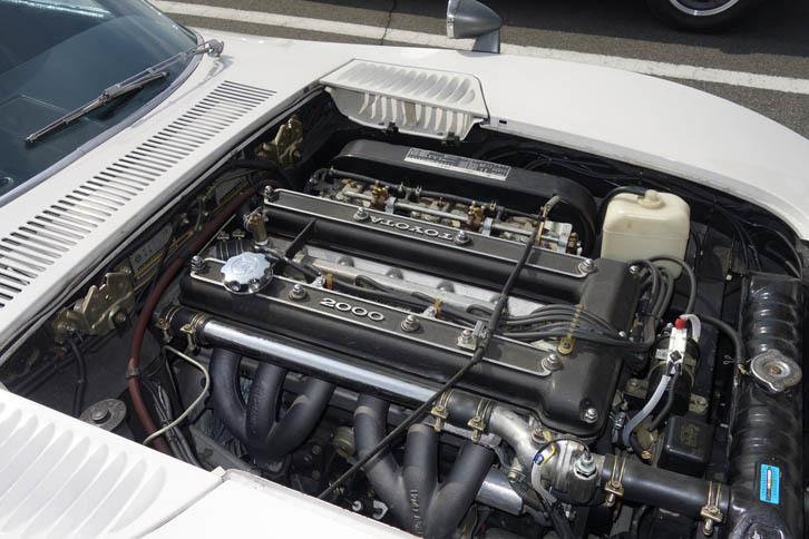 「トヨタ2000GT」のエンジンルーム。2リッター直6 DOHCエンジンは、最高出力150ps/6600rpm、最大トルク18.0kgm/5000rpmを発生する。