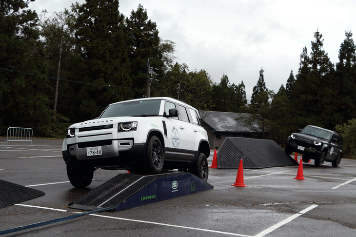 イベントの目玉は、現行型「ランドローバー・ディフェンダー」を使ったさまざまな体験コンテンツだ。「ミニテラポッド・バンク」は、駐車場に設置された障害物による傾斜路と凹凸路を、自身の運転で走行。ディフェンダーの走破性を体感できるもの。体験車両にはロングボディーの「ディフェンダー110」が使われた。
