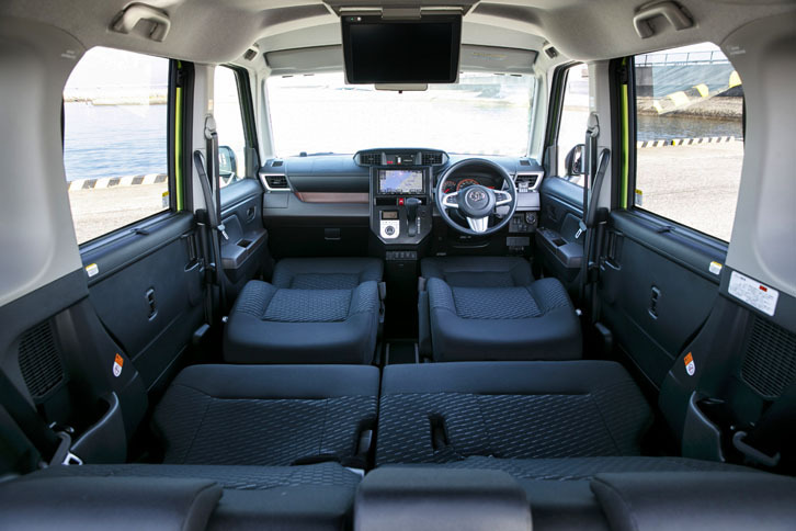 後席の背もたれは、最大70度までリクライニング可能。前席とのコンビネーションにより、ご覧のようなくつろぎ空間も作り出せる。