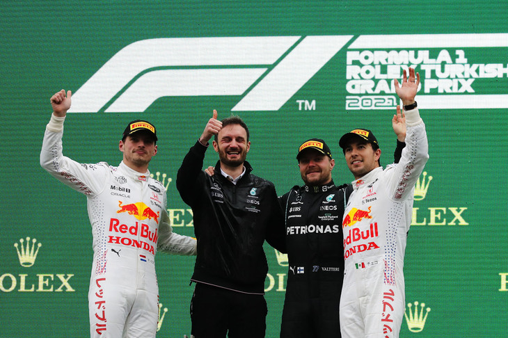 F1第16戦トルコGPを制したメルセデスのバルテリ・ボッタス（写真右から2番目）、2位に入ったレッドブルのマックス・フェルスタッペン（同左端）、3位でレースを終えたレッドブルのセルジオ・ペレス（同右端）。（Photo=Getty Images / Red Bull Content Pool）
