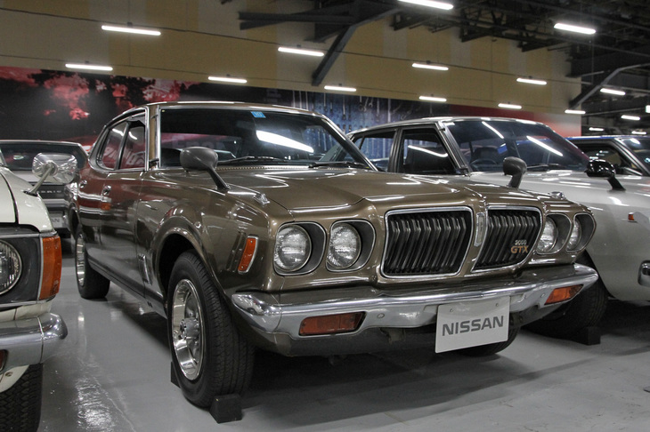 1975年「日産ブルーバードU 2000GTX」。1971年にデビューした4代目ブルーバードは、ややサイズアップしてブルーバードU（610型）を名乗った。車格が近い同門のライバルである「スカイライン」が、直6エンジン搭載の「2000GT」系の人気に引っ張られてセールス好調なことから、ブルーバードUにも同じ手法で作られた2000GT系が追加設定された。すなわちノーズを延ばして、直6 SOHC 2リッターのL20型エンジンを搭載している。アグレッシブにも見える独特の顔つきから、通称は「鮫ブル」。