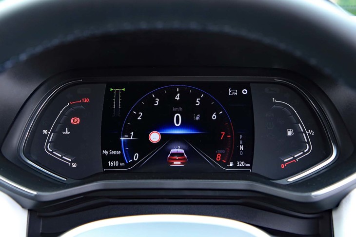 メーターパネルは7インチの液晶表示タイプ。車両でウインカーやハザードランプを使用すると、画面中央下部のアイコンにも反映される。