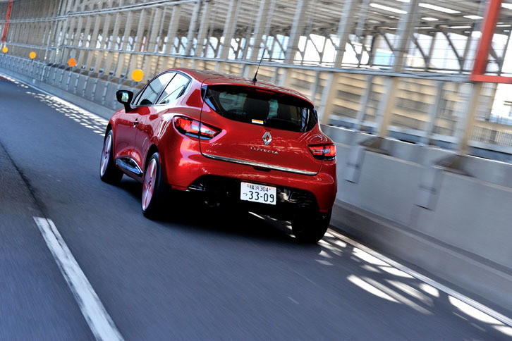 新型は加速性能が大幅に改善されており、0-100km/hは1.2秒短縮の10.1秒に。また、30-60km/h、50-80km/h、80-120km/hなどの中間加速も、平均で0.6秒短縮されている。