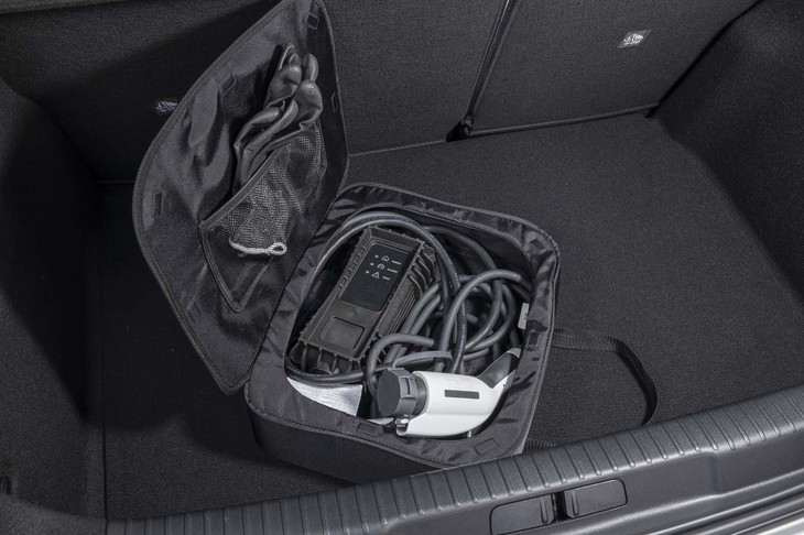 専用の収納バッグとともに車載される、普通充電の充電ケーブル。作業用のグローブも付属する。