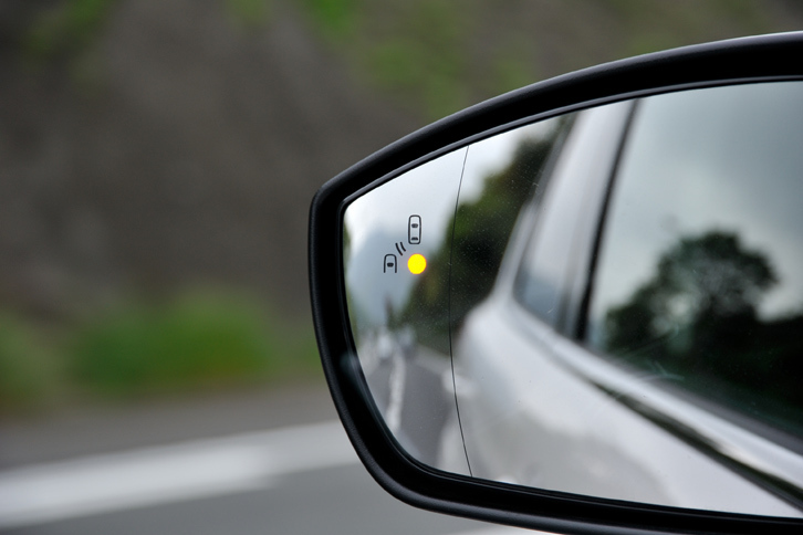 「タイタニアム」には自動緊急ブレーキや、自車の後側方を監視する「BLIS（ブラインドスポット・インフォメーション・システム）」 などが備わる。