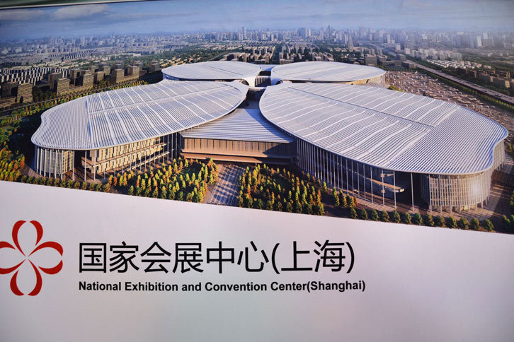 会場全体の鳥瞰（ちょうかん）図。クローバーの葉のような部分が展示ホールとなる。葉の1枚が2ホール×2層構造なので、全部で16ホールの計算となる。今回は1階の8つのホールと2階の5つのホール、計13ホールでの開催となった。