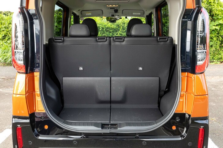 「Tプレミアム」では助手席背面が汚れのふき取りやすい樹脂になっている。後席のスライド機構を活用することで荷室容量を自在に設定できる。