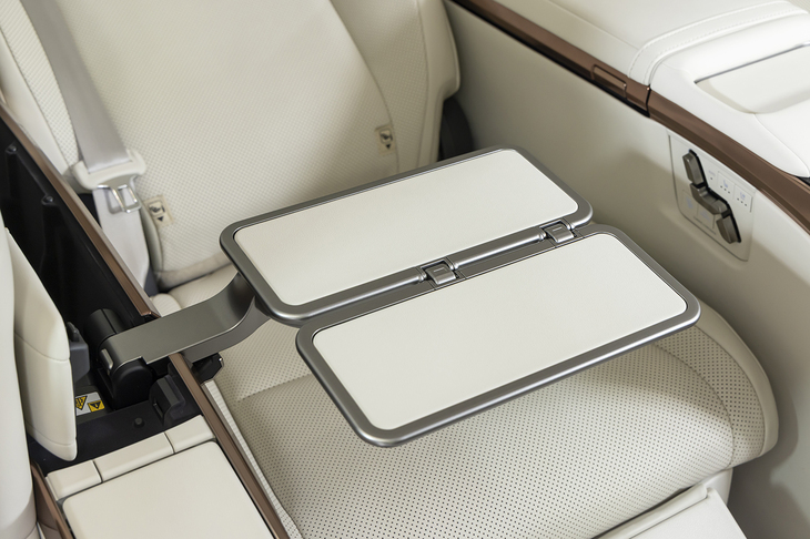後席には格納式のテーブルが備わっている。革張りのマグネシウム製天板の質感は文句なしだが、大きめのスマートフォンを2つ並べたくらいのサイズでは使いどころに迷う。