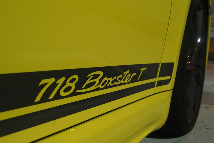 「718ボクスターT」は最高出力300PS、最大トルク380N・mを発生する2リッター水平対向4気筒ターボエンジンをリアミドに搭載。車名の「T」はツーリングを意味している。