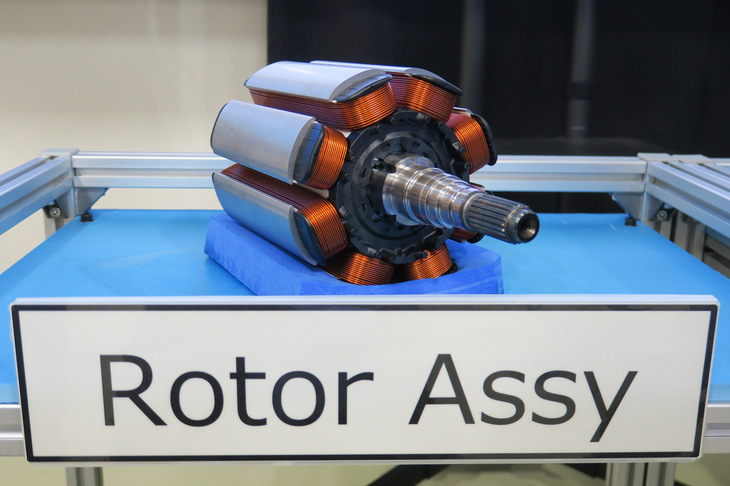 「アリア」のモーターでは、ローターに永久磁石ではなく巻き線が用いられる。電気によってローター側の磁力を制御することで、高回転時の抵抗を軽減するためだ。