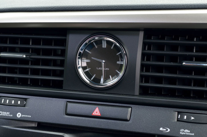 センターコンソールの上部中央には、アナログ式のクロックが置かれる。