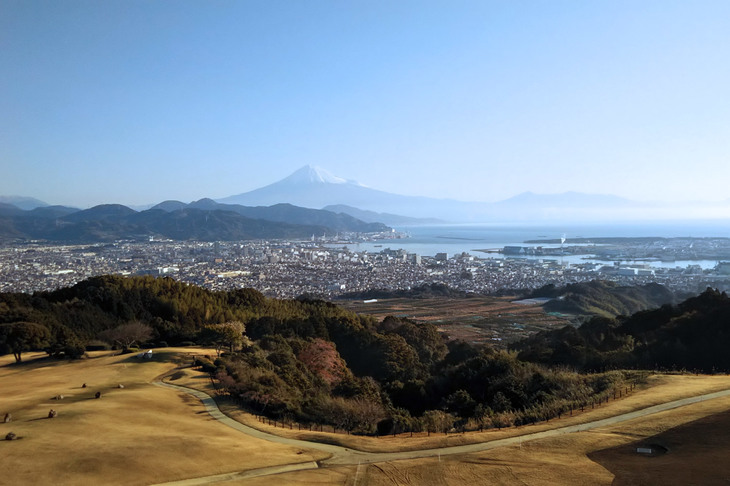 日本平から見る富士山の図。うーん絶景。……それにしても、日本平って平地じゃなくて山だよね。なんで日本“平”って名前なんだろう？
