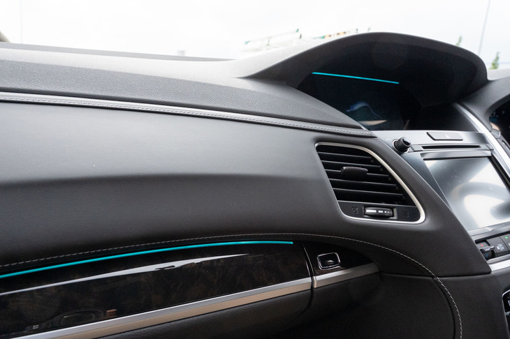 ハンズオフ運転ではステアリングホイールのイルミネーションが青く光るだけだが、レベル3の自動運転ではダッシュボードやセンターモニターバイザーのイルミネーションも点灯する。