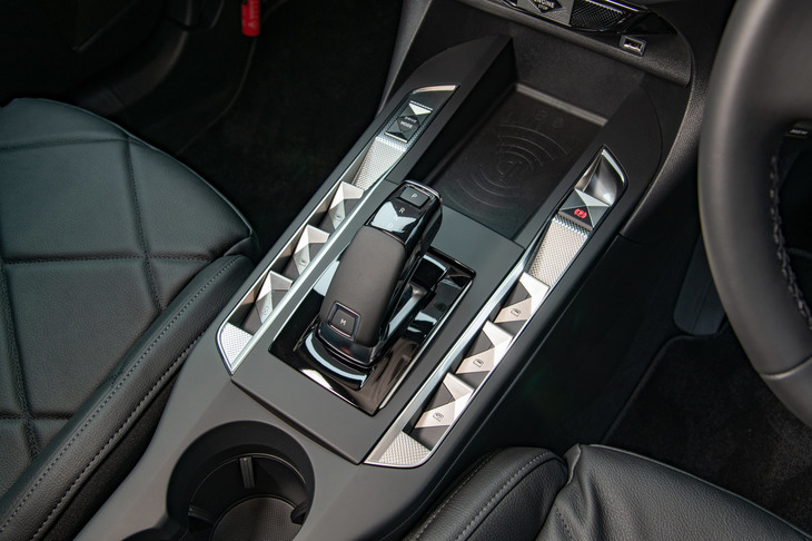 センターコンソールには、一足先にデビューしたミドルサイズSUV「DS 7クロスバック」と同じデザインが用いられている。