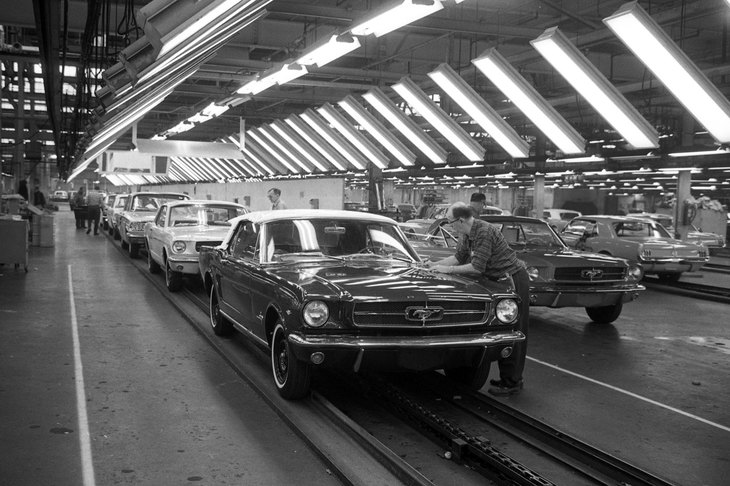 ディアボーン工場のラインを流れる「マスタング」。マスタングはデビューとともに爆発的な人気を博した。
