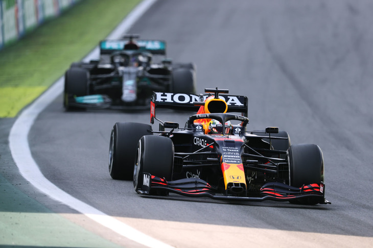 ハミルトン（写真後ろ）の猛追に遭うフェルスタッペン（同前）。レッドブルのエースは、予選で2位、ハミルトンの失格で先頭からスプリント予選に臨むも、ソフトタイヤを履くボッタスに抜かれ再び2位。レースではスタートでトップを奪ったが、ハミルトンの速さの前に屈服せざるを得なかった。2位表彰台に立ったチャンピオンシップリーダーは、「すべてを出しきったが、最後にきてペースがちょっと足らなかった。ポイントでのリードはまだあるから、今日はダメージリミテーションとなったね」とレース後に語っていた。チームメイトのセルジオ・ペレスは、スプリント予選で4位。レースでは2位に上がるも、最終的には4位でフィニッシュ。最後にファステストラップを記録し、ハミルトンにボーナスの1点を渡さなかった。（Photo=Getty Images / Red Bull Content Pool）