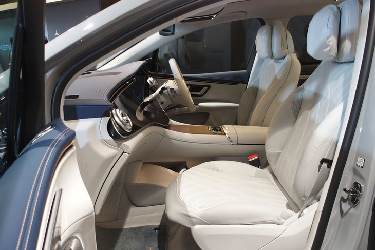 メルセデス・ベンツEQS580 4MATIC SUVスポーツ（フロントシート）