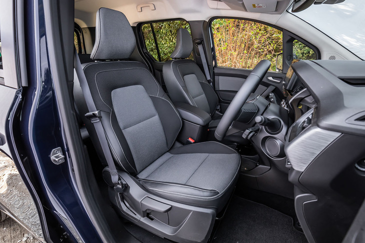 フロントシートは手動調整式。運転席にはシートリフターが備わる。グレードや外板色にかかわらずインテリアはブラックで、ファブリック×レザー調コンビシートが全車に標準装備される。