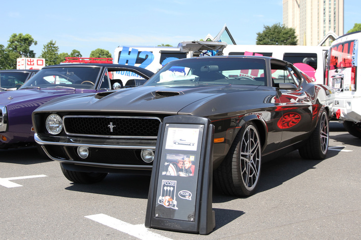 「マック フース」。昨2017年の米国SEMAショーに出展され話題を呼んだ、カスタムカーデザイナーのチップ・フースが手がけたモデル。1971年「フォード・マスタング マック1」のボディーの中身は、2010年「フォード・マスタングGT」というカスタム。