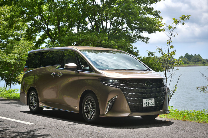 今回の試乗車は4代目「トヨタ・アルファード」の最上級グレード「エグゼクティブラウンジ」のFFモデル。車両本体価格は850万円。