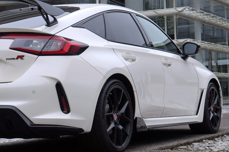 先代がボディーパネルの外側にオーバーフェンダーを追加していたのに対し、新型ではボディーパネルそのものを張り出させる“ブリスターフェンダー”を採用。これに合わせてリアドアの形状もつくり変えている。