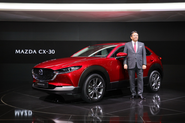 「マツダCX-30」とマツダの丸本 明社長。
