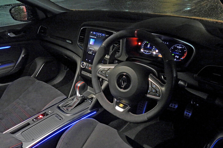 早朝の武蔵野にて。センターコンソールやドアトリムに仕込まれた、控えめなイルミネーションがおしゃれだ。Android Autoでスマホをつないだら、いざ出発。