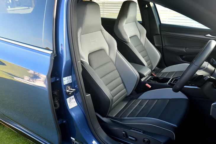 「Rライン」には同車専用のファブリック／マイクロフリースのコンビシートが標準で装備されるが、試乗車にはオプションで用意される、電動調整機構付きのレザーシートが採用されていた。