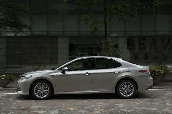 安全装備の充実は、新型「カムリ」のセリングポイントのひとつ。先進安全機能「Toyota Safety Sense P」や、SRSエアバッグとSRSカーテンエアバッグを含む7つのエアバッグが、全車に搭載される。