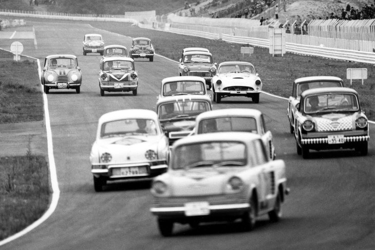 第1回日本グランプリにほ日本の自動車メーカーも積極的に参加。街で見かける親しみのあるクルマが、サーキットを駆けた。