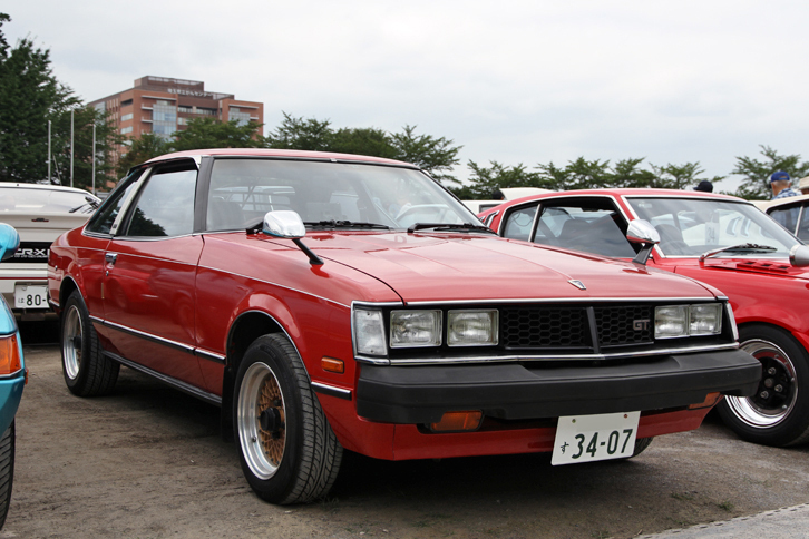 1980年「トヨタ・セリカ1600GT」。77年に登場した2代目「セリカ・クーペ」の後期型。DOHCエンジンを搭載、名指しこそしないがSOHCエンジン搭載の「スカイライン2000GT」を標的に、「ツインカムを語らずに、真のGTは語れない」「名ばかりのGT達は、道をあける」と広告でうたっていた。