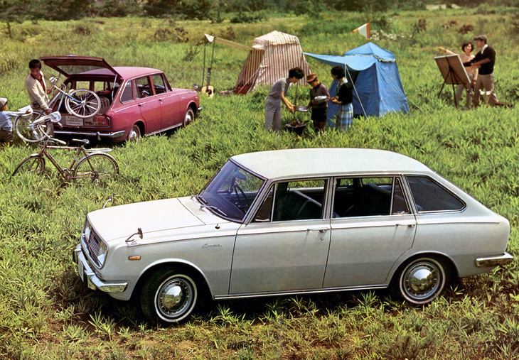 1965年「トヨペット・コロナ5ドアセダン」。セダンのルーフを当時流行していたファストバックに改めてテールゲートを設けた。