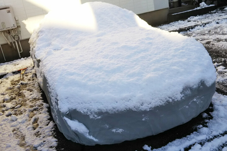 雪に埋もれる「ダッジ・バイパー」の図。記者は自宅と編集部の往復で2度転倒しました。読者諸兄姉におかれては、マイカーのタイヤはもちろんクツにもお気をつけください。