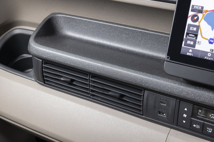 助手席前方には素焼きの陶器のようなトレイを装備。エアアウトレットと重ねて整然とレイアウトされている。