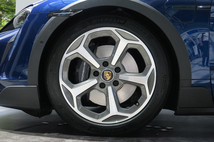 ポルシェ・タイカン4クロスツーリスモ（フロントタイヤ＆ホイール）
