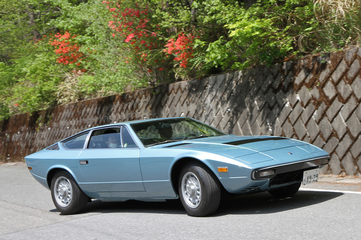 1975年「マセラティ・カムシン」。ベルトーネ時代のマルチェロ・ガンディーニの手になるボディーのフロントに4.9リッターV8 DOHCエンジンを搭載した、初代「ギブリ」の後継モデル。ブレーキ、クラッチ、ステアリングなどに、当時マセラティの親会社だったシトロエン特許のハイドロリックシステムを採用していた。