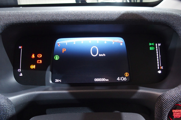 液晶ディスプレイの左右にインジケーターを配置する「フィット」と同タイプのメーターパネルを採用。先代モデルがインパネの上部に設置するオンダッシュボードタイプであったのに対して、新型「フリード」では一般的なステアリングホイールの奥に配置されるタイプに変更された。