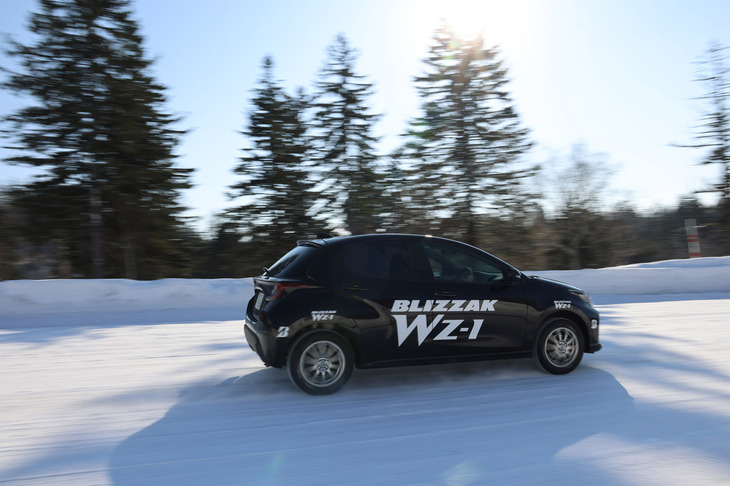 「トヨタ・ヤリス」の走行シーン。「ブリザックWZ-1」では、圧雪やシャーベット路面、そしてアイスバーンまで、幅広い冬道への対応がうたわれている。