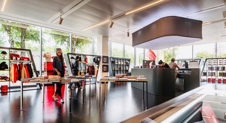 入り口には、アクセサリーやブルゾン、雑貨から本までアルファ・ロメオグッズをそろえたお土産屋さんが置かれている。館内にはカフェももちろん。軽食向きのバールスタイルとビュッフェと2タイプあって、後者は飲み物つきで15ユーロ、デザート付きは20ユーロ。さすがイタリア、とてもおいしい。これもミュージアムの楽しみだ。