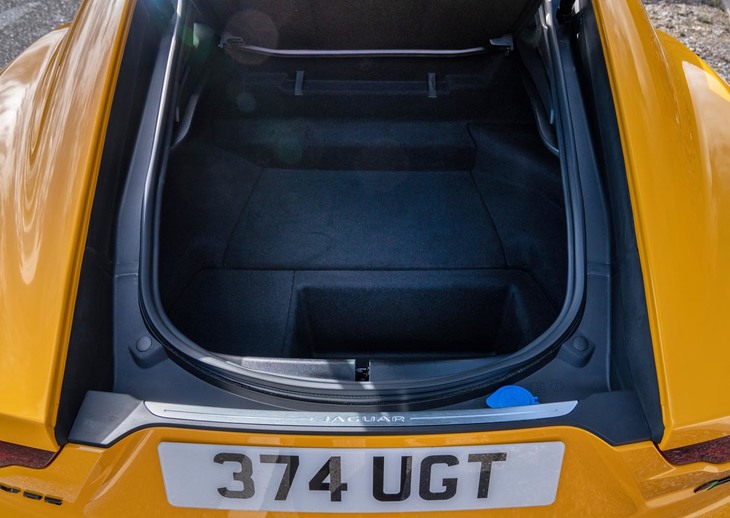 荷室の容量は「クーペ」（写真）の場合で299～509リッター。オープントップの「コンバーチブル」は233リッターとなる。