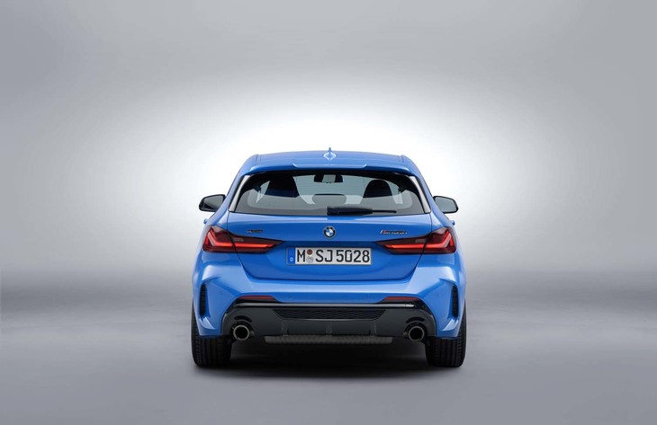 現行モデルと同様に、ハッチバックスタイルを採用する新型「1シリーズ」。リアコンビネーションライトはLED式になっている。