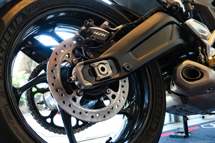 トライアンフ・トライデント660（リアブレーキ＆スイングアーム）