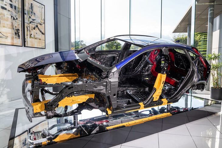 車体の基礎は既出の「GA-K」プラットフォームだが、各部に補強を追加し、組み立てに専用の工法を取り入れるなどして、プレミアムカーにふさわしい剛性を実現している。（写真：花村英典）