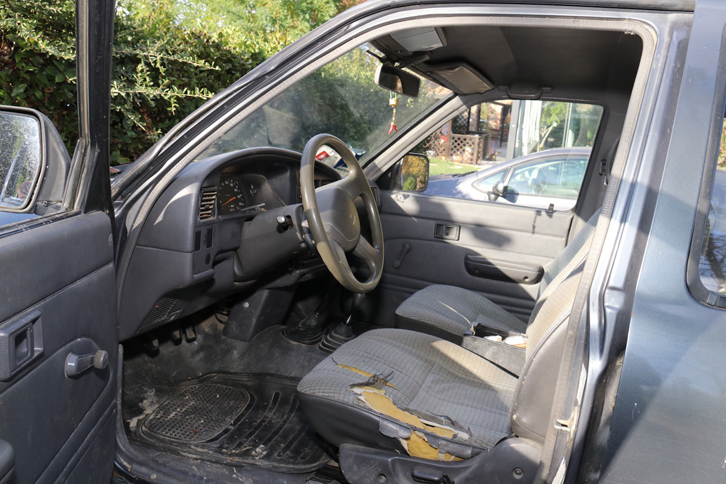 ロベルトさんの「ハイラックス」。シートの破れは、このクルマがツールとして徹底的に使われてきたことをうかがわせる。