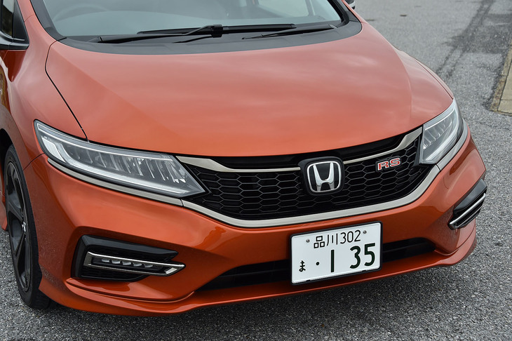 「ジェイド ハイブリッドRS Honda SENSING」のフロントまわり。ブラックのLEDヘッドランプやダーククロームメッキ仕上げのフォグランプモールディングが特徴となっている。