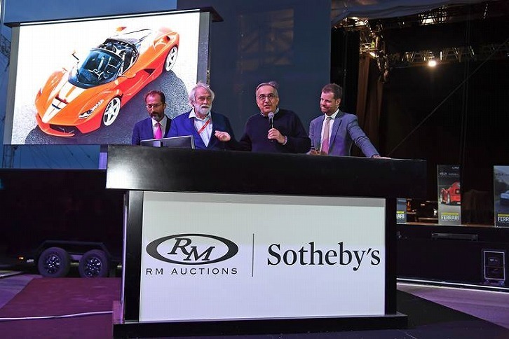 オークションの様子。