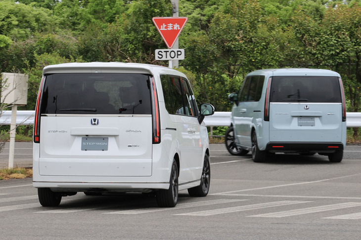 試乗コースの狭いコーナーを曲がる試乗車。先代よりボディーサイズが拡大した新型「ステップワゴン」だが、最小回転半径はこれまで同様5.4mに抑えられた（「スパーダ プレミアムライン」のみ5.7m）。