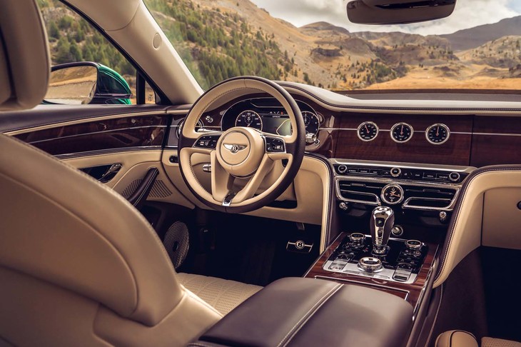 センターコンソールの3連メーターは、用途に応じてパネルごと回転し、インフォテインメント用の液晶モニターへと切り替わる。