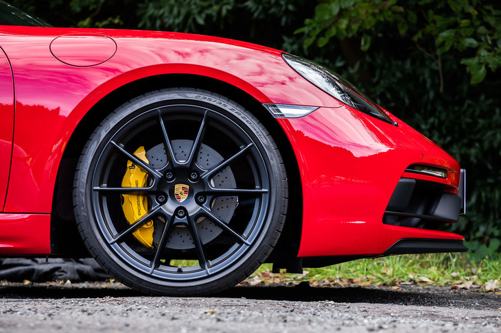 試乗車はサテンブラック塗装の20インチ「718スポーツ」ホイールに、前235/35ZR20、後ろ265/35ZR20サイズの「ピレリPゼロ」タイヤを組み合わせていた。